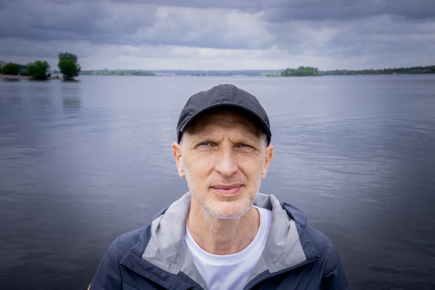 Першим у сад входить камінь