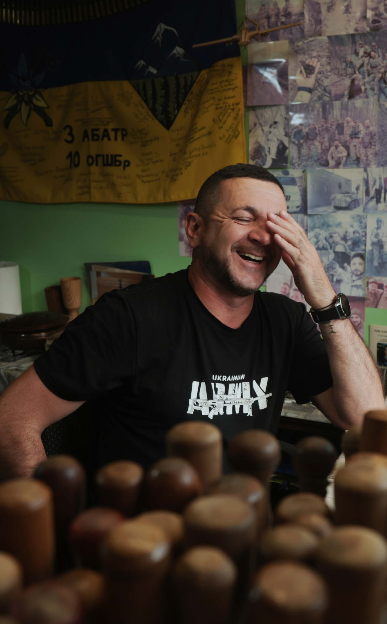 Гуцул, що різьбить карпатську тишу