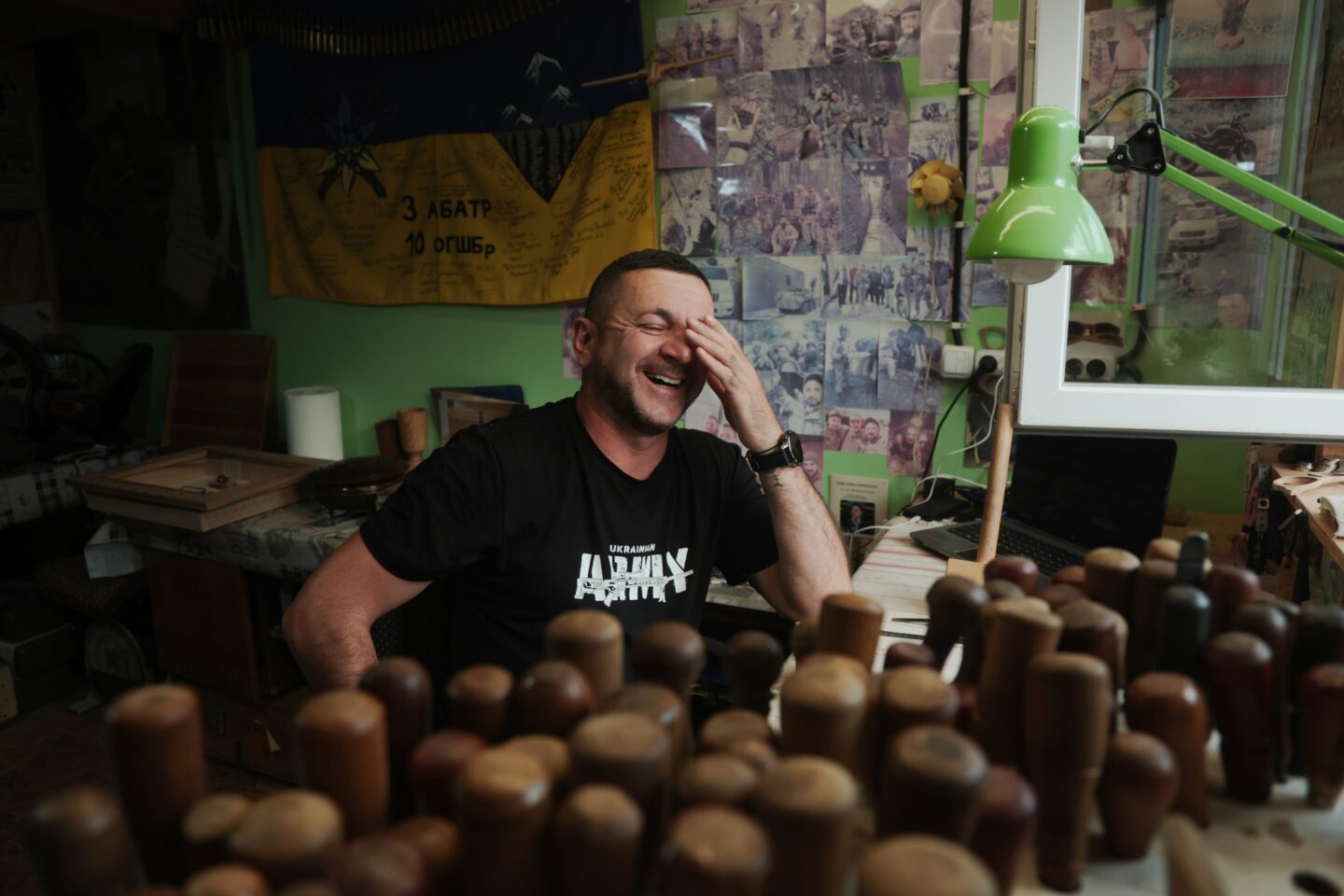 Гуцул, що різьбить карпатську тишу